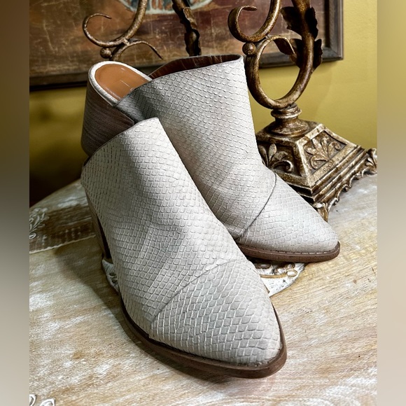 EUC Report “Tosh” Snakeskin Embossed Mule in Sand Size 7.5 - Picture 4 of 12